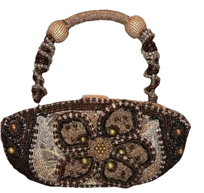 Bolso de mano Mary Francis con cuentas acento floral mango duro cierre a presión Foto 1 de 4