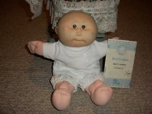 Muñeca vintage Cabbage Patch 1984 niño prematuro con moisés y certificado de nacimiento - Imagen 1 de 7