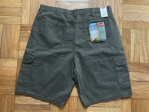 Men’s Wrangler Cargo Shorts Tech Pocket Army Green Mens Size 40 X 10 New NWT - Picture 1 of 9