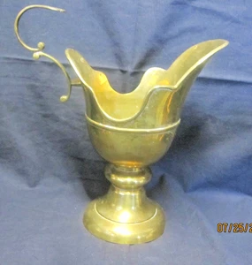 Antico vaso brocca brocca 10,5 pollici ottone massiccio vintage manico ornato - Foto 1 di 3