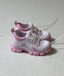 Zuru Mini Brands - Fashion Series 3 - 1/6 Scale White & Pink Sporty Sneakers - Bild 1 von 6