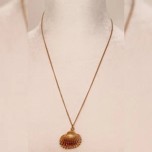 Goldtone Seashell Pendant Necklace Simple Minimal Summer Beach Vacation Cruise - Picture 1 of 4