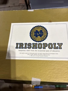 IRISHOPOLY Notre Dame Monopoly Brettspiel - Komplett Geld Urkunden & Teile - Bild 1 von 3