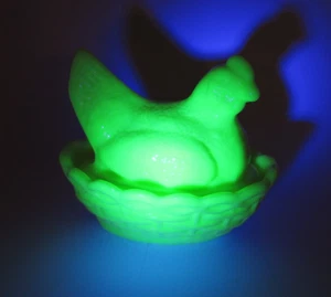 WESTMORELAND YELLOW CUSTARD GLASS UV GLOW HEN ON NEST SALT SLAG 3" GLOWS - Picture 1 of 15