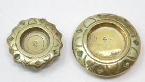 Messing Avoirdupois Gewichte Paar 2oz und 4oz viktorianisches gedrechseltes graviertes Design - Bild 1 von 3