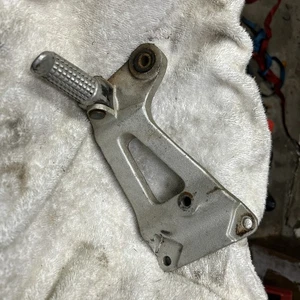 1991 Suzuki GSXR 750 Right Rear Footpeg Exhaust Mount - Bild 1 von 4