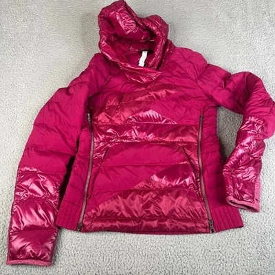 Acogedor Pullover Lululemon Down Right 6 Chaqueta acolchada con capucha Berry Ligero Foto 1 de 4