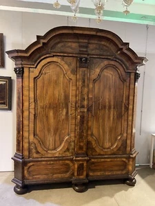 Beeindruckender und monumentaler Barockschrank um 1750, Nussbaum - Bild 1 von 12