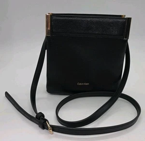 Calvin Klein Damen Handtasche Umhängetasche schwarz Kunstleder goldene Akzente - Bild 1 von 8