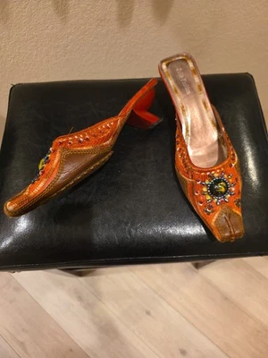 Mules de tacón bajo John Fashion talla 11 con joyas naranja y marrón Foto 1 de 4