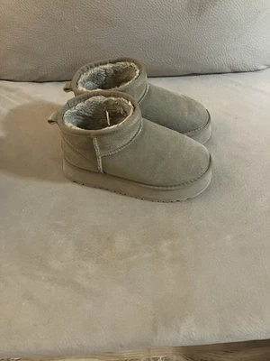 Botines UGG de gamuza oliva EE. UU. 6 Foto 1 de 4