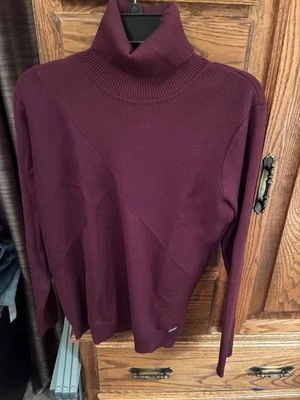 #335 PULÔVER CALVIN KLEIN GOLA ALTA GRANDE FEMININO COR VINHO DESIGN COM NERVURAS - Imagem 1 de 4