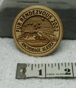 Prendedor de cita de piel SN596 2002 Rondy Anchorage Alaska NUEVO madera de montaña - Imagen 1 de 2