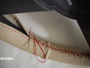 PARA VOLVO 164 1968-1975 BEIGE CUERO PERFORADO CUBIERTA VOLANTE PUNTO ROJO - Imagen 1 de 3