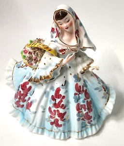 FIGURINA PORCELLANA VINTAGE LEFTON DAMA IN SCIARPA CON CESTO DI FIORI - Foto 1 di 8