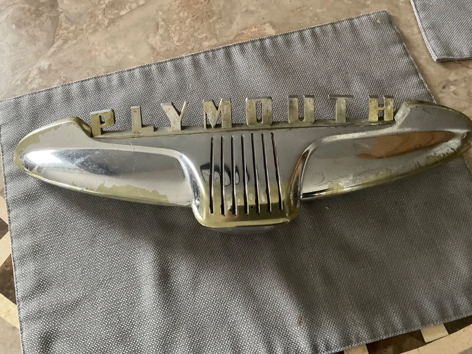 Plymouth Belvedere 1952 emblema de maletero moldura ligera Foto 1 de 3
