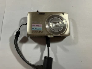 Nikon Coolpix S3100 / Pocketkamera / Silber / 14 Megapixel / 5x Zoom / Händler - Bild 1 von 1
