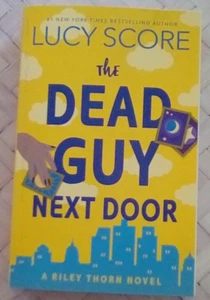 Lucy Score The Dead Guy Next Door - Bild 1 von 3