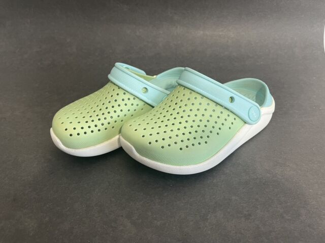 Preços baixos em Tênis unissex para crianças Crocs Verde 11 Sapato