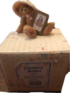 cherished Teddies #265810 Sylvia 1996 Bär mit rosa Hut Figur - Bild 1 von 4