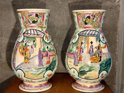 Paire de vases Chinois en porcelaine émaillée/ Famille rose /scènes de cour - Photo 1/4