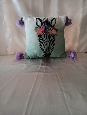 Hermosa almohada con estampado de cebra con borlas de lavanda en cada esquina 15,5 x 15,5 Foto 1 de 4