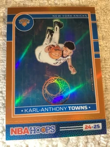 2024-25 Hoops #5 Karl-Anthony Towns Premium Orange #/199 Prizm-Orange-Knicks - Bild 1 von 2