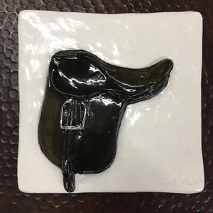 Englischer Sattel Showpferd Keramikfliese Handarbeit 3D Skulptur SondraAlexanderArt - Bild 1 von 5
