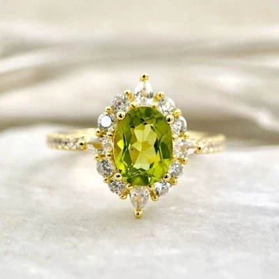 Anillo de compromiso con halo de peridoto de corte ovalado de 2 quilates enchapado en oro amarillo de 14 quilates Foto 1 de 4