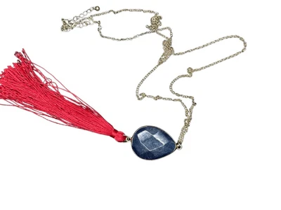 Collar de piedra azul con cadena de oro y borla roja de Anthropologie Foto 1 de 4