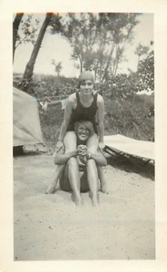 2 Schnappschüsse Damen in Badeanzügen Camping 4 5/8x2 7/8 - Bild 1 von 4