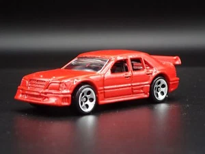 Modelo De Coche De Colección A Escala 1:64 MERCEDES-BENZ Clase C Rojo 1993-1999 - Imagen 1 de 7