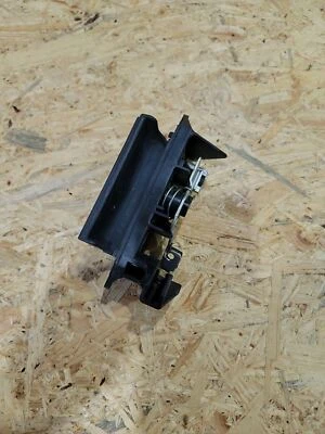 04 05 06 Manija de liberación de pestillo de puerta elevadora trasera de maletero Scion xA OEM usada Foto 1 de 3