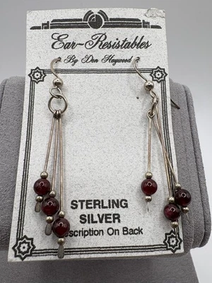 Pendientes colgantes Don Haywood resistentes a las orejas granate rojo plata de ley Foto 1 de 4