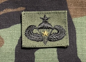 Insignia de paracaidista de combate senior del ejército de Estados Unidos BDU coser OD verde - Imagen 1 de 2