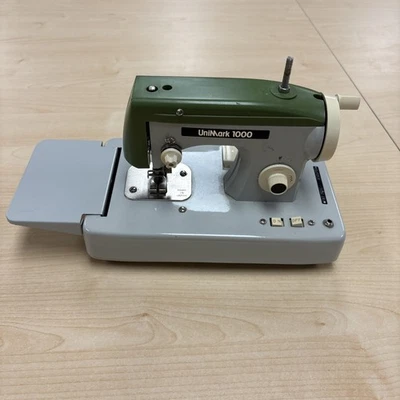 Máquina de coser miniatura Unimark 1000 - no funciona - solo para piezas Foto 1 de 4
