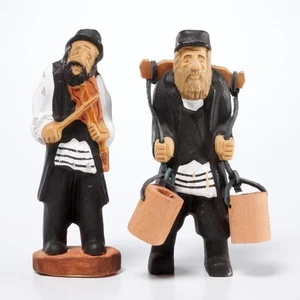 Hombre judío llevando cubos de agua tocando el violín 2 pequeñas estatuillas de madera talladas - Imagen 1 de 6