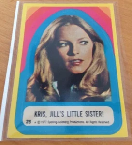Pegatina 1977 Topps Charlie's Angels Series 3 ~ ¡Kris, Jill's Little Sister! #28 - Imagen 1 de 3