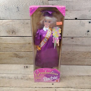 Muñeca Barbie Púrpura Graduación Vestido Gorra Diploma Rosa 16487 Sin usar, en caja original Clase de 1997 - Imagen 1 de 4
