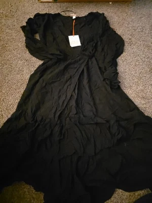 Vestido envolvente midi Knox Rose manga larga en capas para mujer talla grande negro” Foto 1 de 4