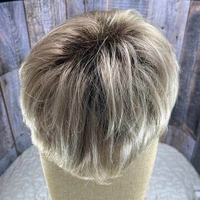 Peluca Bob Corta Colección Signature de Raquel Welch Tamaño Promedio Gorra RW Gorra con Memoria Foto 1 de 4