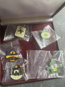 5X VINTAGE BUTLINS LOYALTY CLUB BADGES COLLECTION IN ORIGINAL CLUB BOX SEALED UP - Picture 1 of 8