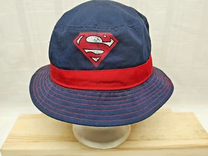 Superman Juventud Sombrero Cubo Gorra Talla Pequeña Azul Marino Estampado Rojo Logotipo DC Comics - Imagen 1 de 15