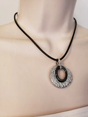 COLAR LIA SOPHIA MERGE - 16-19" - TOM PRATA - CORDÃO DE CORRENTE DE COURO SINTÉTICO - Imagem 1 de 4