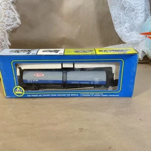 AHM HO Scale Tank Car Du Pont Freon UTLX #85780 with box - Bild 1 von 13