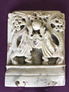 Paar feine chinesische Speckstein tief netzförmig geschnitzte Buchstützen mit Drachen - Bild 1 von 2