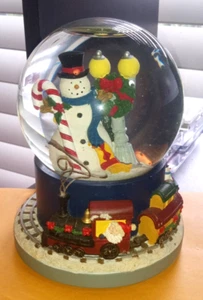 Globo de nieve musical Frosty el muñeco de nieve con figuras de tren Tune Frosty el muñeco de nieve - Imagen 1 de 6