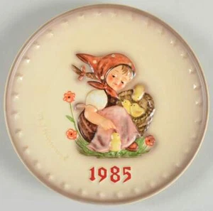 Goebel Hummel Jahresteller - Goebel Küken Mädchen - verpackt 67045 - Bild 1 von 1