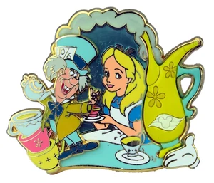 Disney Cruise Line PP61244 2008 Alicia Guante Blanco Prendedor Fiesta del Té LE300 Sombrerero Loco - Imagen 1 de 3