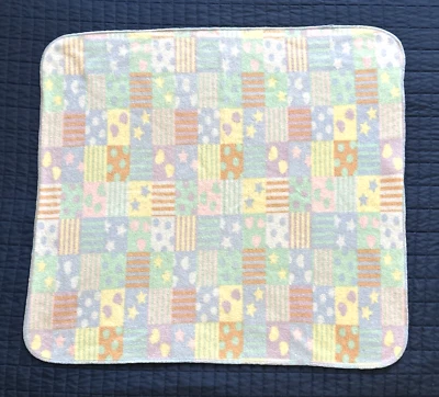 Crown Crafts 拼布抓绒婴儿毯星星心形方形粉彩 28 x 31 — 第 1/4 张图片